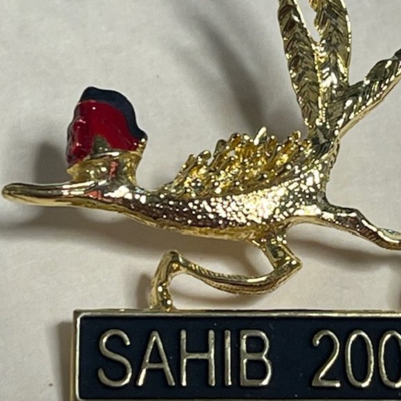 Sahib 2000 Roadrunner w/Red Fez Sahib Shriners Lapel Hat Pin Gold 1.5"x1.75" - Picture 4 of 7